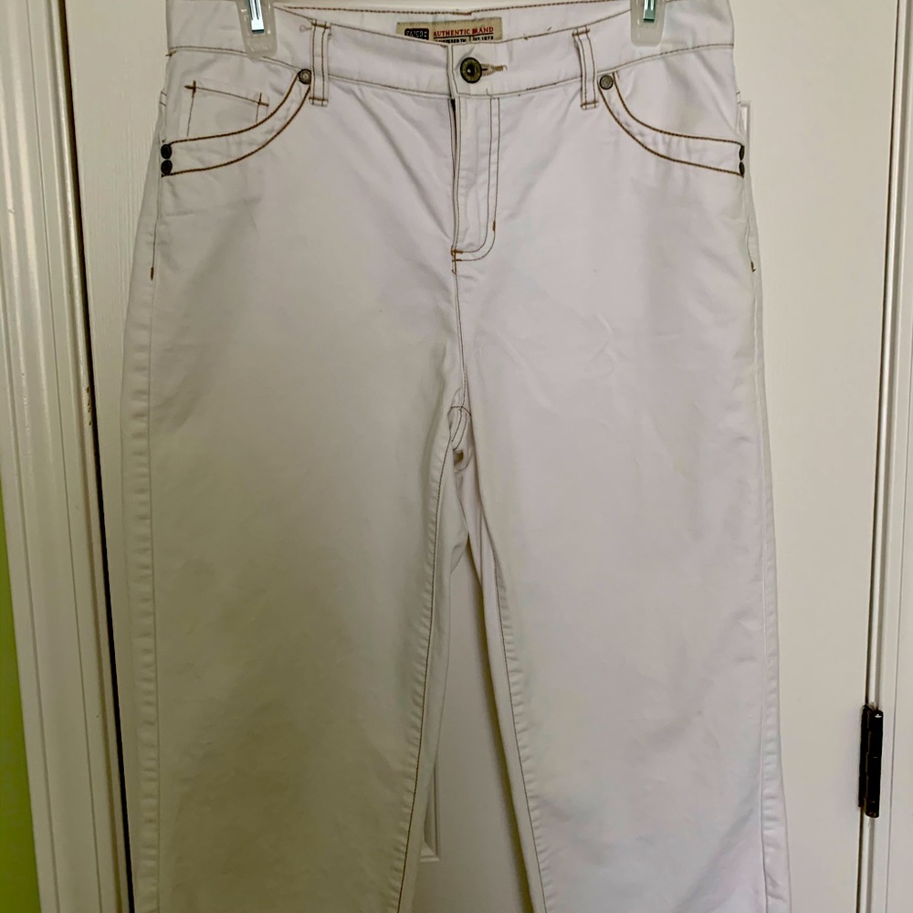 White cropped pants